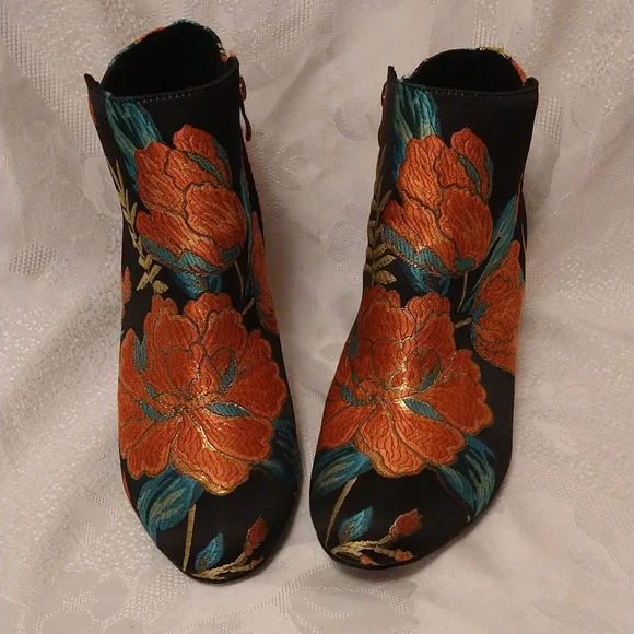 J. Renee embroidered booties Sz 7.5 🧳 - Picture 4 of 8